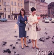 Sierpień 1963, Warszawa, Polska.
Radzieckie modelki karmią gołębie na Starym Mieście.
Fot. Romuald Broniarek/KARTA