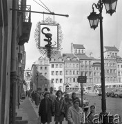 Wrzesień 1963, Warszawa, Polska.
Przechodnie na Rynku Starego Miasta, z prawej postój taksówek.
Fot. Romuald Broniarek/KARTA