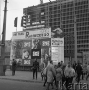 Październik 1963, Warszawa, Polska.
Reklama Dni Filmu Radzieckiego przy ul. Marszałkowskiej.
Fot. Romuald Broniarek/KARTA