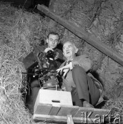 Październik 1963, Polska.
Reżyser Leonard Buczkowski (z prawej) i operator kamery Maciej Kijowski podczas zdjęć do filmu pt. 