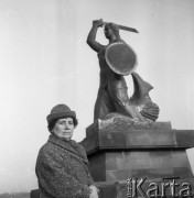 Październik 1963, Warszawa, Polska.
Prof. Ludwika Nitschowa na tle pomnika warszawskiej Syrenki.
Fot. Romuald Broniarek/KARTA