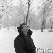 Styczeń 1964, Warszawa, Polska. 
Zbigniew Cybulski podczas spaceru w Łazienkach.
Fot. Romuald Broniarek/KARTA