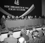 Luty 1964, Mława, Polska.
Uroczystość nadania radzieckich odznaczeń polskim kombatantom. Hasło nad stołem prezydialnym: 