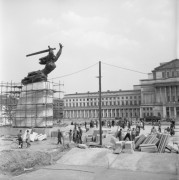1964, Warszawa, Polska. 
Prace remontowe wokół Pomnika Bohaterów Warszawy na Placu Teatralnym.
Fot. Romuald Broniarek/KARTA