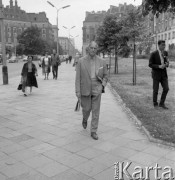 Czerwiec 1964, Warszawa, Polska. 
Fragment ulicy, na pierwszym planie poeta i prozaik Anatol Stern.
Fot. Romuald Broniarek/KARTA