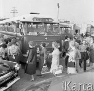 1964, Warszawa, Polska.
Grupa radzieckich turystów wsiada do autobusu.
Fot. Romuald Broniarek/KARTA