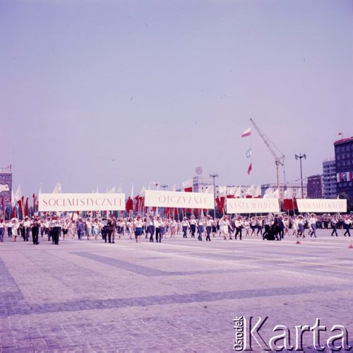 22.07.1964, Warszawa, Polska.
Plac Defilad, uroczyste obchody dwudziestolecia PRL. Manifestanci z hasłem: 