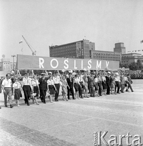 22.07.1964, Warszawa, Polska.
Plac Defilad, uroczyste obchody dwudziestolecia PRL - grupa młodzieży z transparentem: 