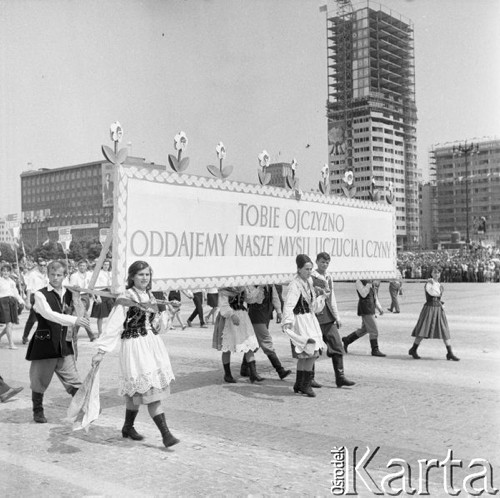 22.07.1964, Warszawa, Polska.
Plac Defilad, uroczyste obchody dwudziestolecia PRL - młodzież w strojach ludowych z hasłem 