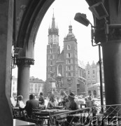 Sierpień 1964, Warszawa, Polska.
Kawiarniane stoliki w Sukiennicach, w tle kościół Mariacki.
Fot. Romuald Broniarek/KARTA