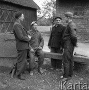 Październik 1964, Bujny, Polska.
Czterej rolnicy na podwórku.
Fot. Romuald Broniarek/KARTA