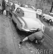 Październik 1964, Warszawa, Polska.
Giełda samochodowa pod mostem Poniatowskiego.
Fot. Romuald Broniarek/KARTA
