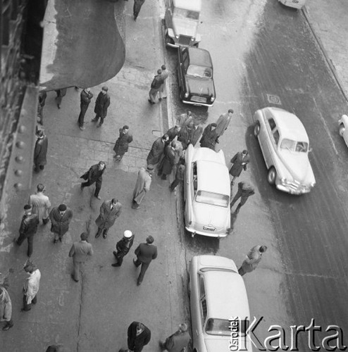 Październik 1964, Warszawa, Polska.
Giełda samochodowa pod mostem Poniatowskiego.
Fot. Romuald Broniarek/KARTA