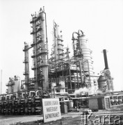 Październik 1964, Płock, Polska.
Mazowieckie Zakłady Rafineryjne i Petrochemiczne, na pierwszym planie tablica ostrzegawcza: 