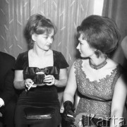 Październik 1964, Warszawa, Polska.
Dni Filmu Radzieckiego - radziecka aktorka Zinaida Kirijenko i Barbara Krafftówna (z lewej).
Fot. Romuald Broniarek/KARTA