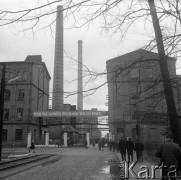 Listopad 1964, Żyrardów, Polska.
Zakłady Lniarskie w Żyrardowie, hasło nad bramą: 