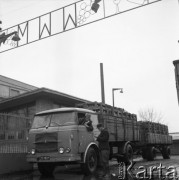 Grudzień 1964, Warka, Polska.
Samochód ciężarowy w bramie wytwórni win.
Fot. Romuald Broniarek/KARTA