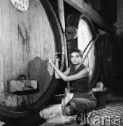 Grudzień 1964, Warka, Polska.
Degustacja produktów wytwórni win.
Fot. Romuald Broniarek/KARTA
