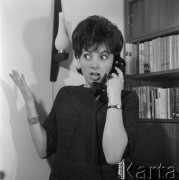 1965, Warszawa, Polska. 
Piosenkarka Halina Kunicka rozmawia przez telefon.
Fot. Romuald Broniarek/KARTA