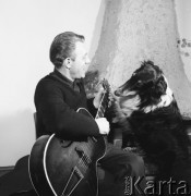 1965, Warszawa, Polska. 
Piosenkarz i aktor Jerzy Michotek z psem.
Fot. Romuald Broniarek/KARTA