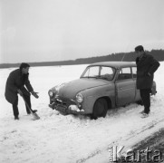1965, Polska.
Dwaj mężczyźni i samochód marki 