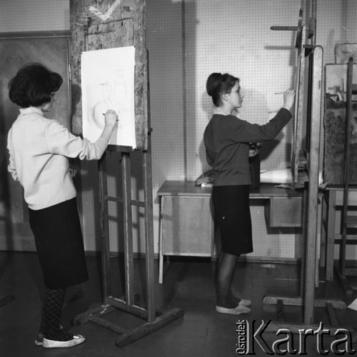 1965, Opole, Polska.
Lekcja rysunku w Liceum Plastycznym, dwie dziewczyny przy sztalugach.
Fot. Romuald Broniarek/KARTA
