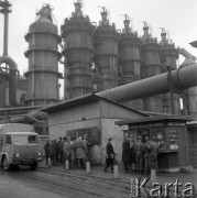 1965, Kraków Nowa Huta, Polska.
Huta im. Lenina - robotnicy w kolejce do kiosku.
Fot. Romuald Broniarek/KARTA