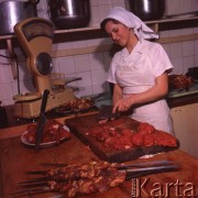 Marzec 1965, Warszawa, Polska.
Kuchnia restauracji 