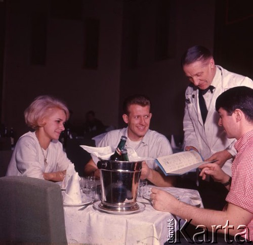 Marzec 1965, Warszawa, Polska.
Goście restauracji 