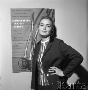 1965, Warszawa, Polska. 
Ludmiła Czursina na tle plakatu do filmu 