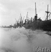 Kwiecień 1965, Szczecin, Polska.
Statki cumujące przy nabrzeżu szczecińskiego portu.
Fot. Romuald Broniarek/KARTA