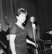 1965, Warszawa, Polska.
Występ Danuty Rinn w Domu Kultury Radzieckiej.
Fot. Romuald Broniarek/KARTA