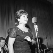 1965, Warszawa, Polska.
Występ Danuty Rinn w Domu Kultury Radzieckiej.
Fot. Romuald Broniarek/KARTA