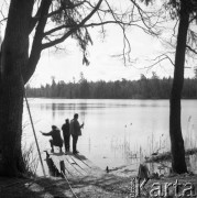 Kwiecień 1965, Mazury, Polska.
Wędkarze łowią ryby z pomostu.
Fot. Romuald Broniarek/KARTA