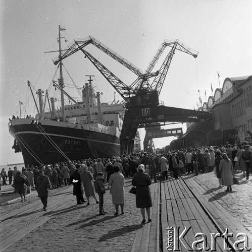 Kwiecień 1965, Gdynia, Polska.
Nabrzeże gdyńskieg portu - tłum oczekujących na pasażerów statku 