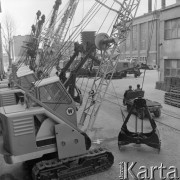 1965, Warszawa, Polska.
Koparki na placu przed Zakładem Maszyn Budowlanych im. Ludwika Waryńskiego.
Fot. Romuald Broniarek/KARTA
