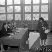 Maj 1965, Warszawa, Polska.
Wybory do sejmu i Rad Narodowych, kobieta wrzucająca głos do urny.
Fot. Romuald Broniarek/KARTA