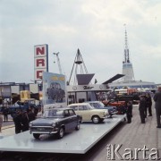 Czerwiec 1965, Poznań, Polska.
Międzynarodowe Targi Poznańskie, ekspozycja samochodów marki 