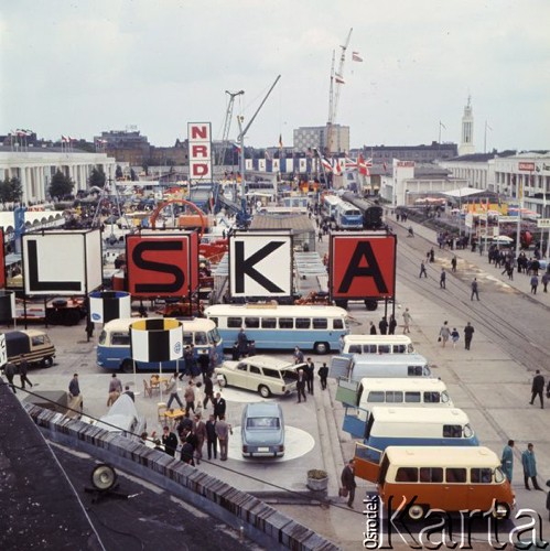 Czerwiec 1965, Poznań, Polska.
Międzynarodowe Targi Poznańskie, ekspozycja mikrobusów i autobusów.
Fot. Romuald Broniarek/KARTA