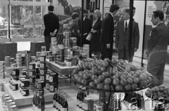 Czerwiec 1965, Poznań, Polska.
Międzynarodowe Targi Poznańskie, ekspozycja produktów spożywczych.
Fot. Romuald Broniarek/KARTA