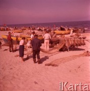 Lipiec 1965, Krynica Morska, Polska.
Rybackie łodzie na plaży.
Fot. Romuald Broniarek/KARTA