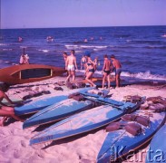 Lipiec 1965, Sopot, Polska.
Kajaki na plaży, w tle wczasowicze kąpiący się w Bałtyku.
Fot. Romuald Broniarek/KARTA