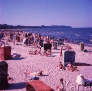Lipiec 1965, Sopot, Polska.
Wczasowicze opalający się na plaży.
Fot. Romuald Broniarek/KARTA