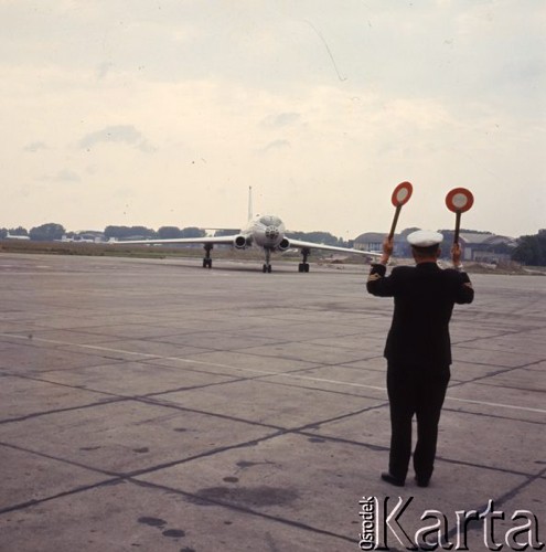 1965, Warszawa Okęcie, Polska.
Samolot pasażerski Aerofłotu kołuje na lotnisku Okęcie.
Fot. Romuald Broniarek/KARTA