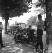Lipiec 1965, Polska.
Milicjant na motocyklu z przyczepą.
Fot. Romuald Broniarek/KARTA