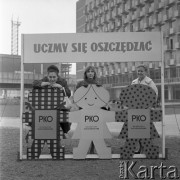 Listopad 1965, Warszawa, Polska. 
Dni Filmu Radzieckiego - aktorki radzieckie obok reklamy banku PKO pod hasłem: 
