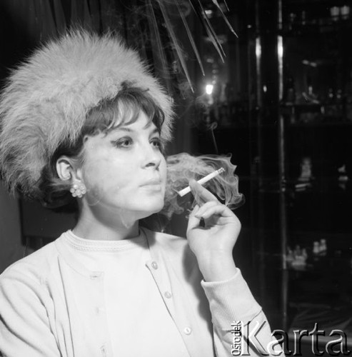 Listopad 1965, Warszawa, Polska.
Domu Kultury Radzieckiej, kobieta z papierosem.
Fot. Romuald Broniarek/KARTA
