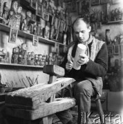 Styczeń 1966, Zakopane, Polska.
Rzeźbiarz ludowy w swojej pracowni.
Fot. Romuald Broniarek/KARTA