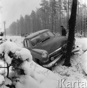 Styczeń 1966, Polska.
Wypadek na drodze - samochód osobowy na drzewie.
Fot. Romuald Broniarek/KARTA