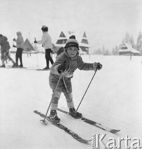 Styczeń 1966, Zakopane, Polska.
Wypoczynek w górach - dziecko na nartach.
Fot. Romuald Broniarek/KARTA